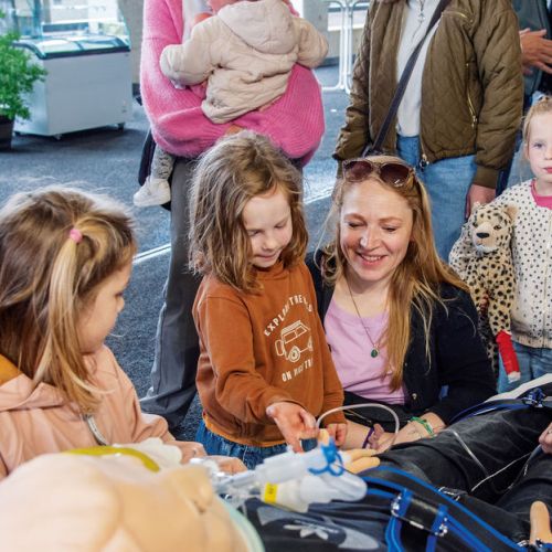 Bild NIZ Eröffnung Gruppe Kinder am RTW