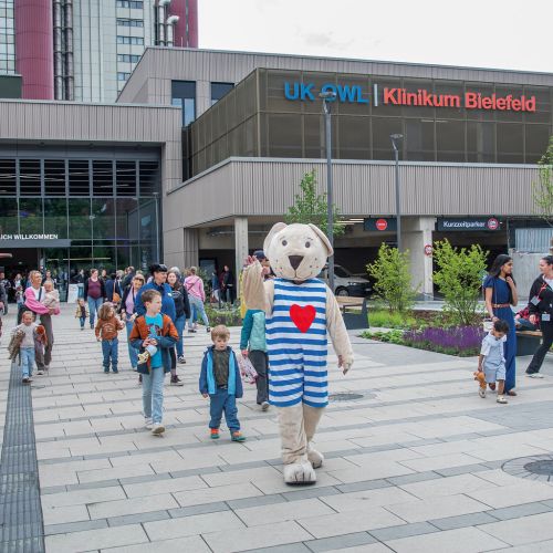 Bild NIZ Eröffnung Teddy Maskottchen