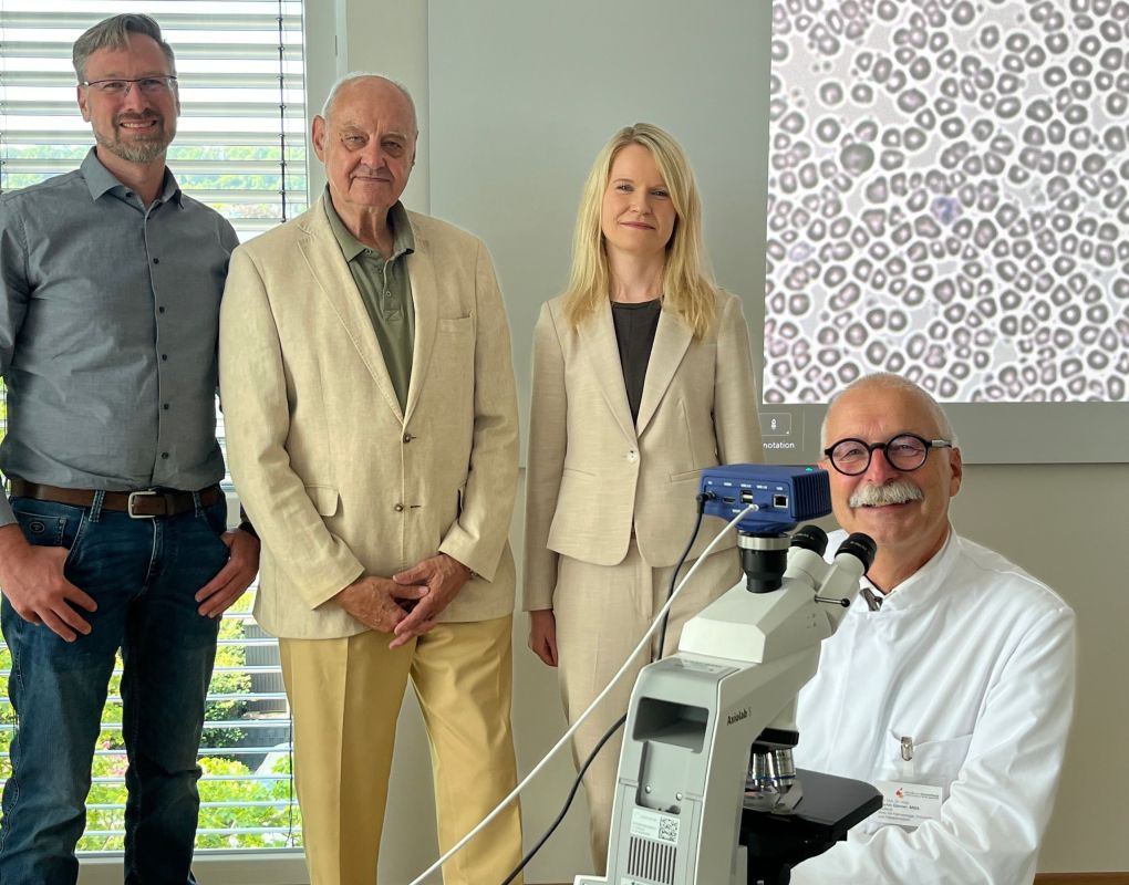 Die Repkow Stiftung lässt sich bei einem Besuch im Klinikum Bielefeld den Nutzen des neuen Mikroskops erläutern.
