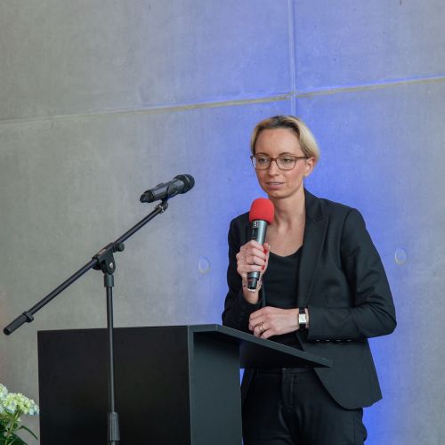 Bild NIZ Eröffnung Christiana Bauer am Mikrofon