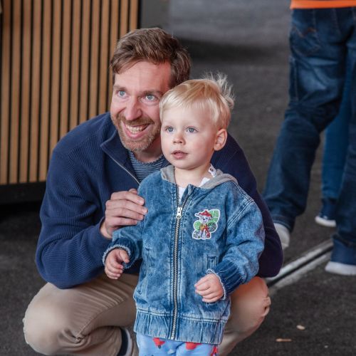 Bild NIZ Eröffnung Vater mit Sohn