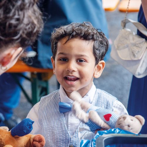 Bild NIZ Eröffnung Kind in der Teddyklinik