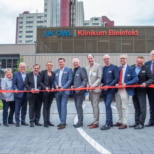 Bild BL und Ärzteteam weihen das NIZ ein