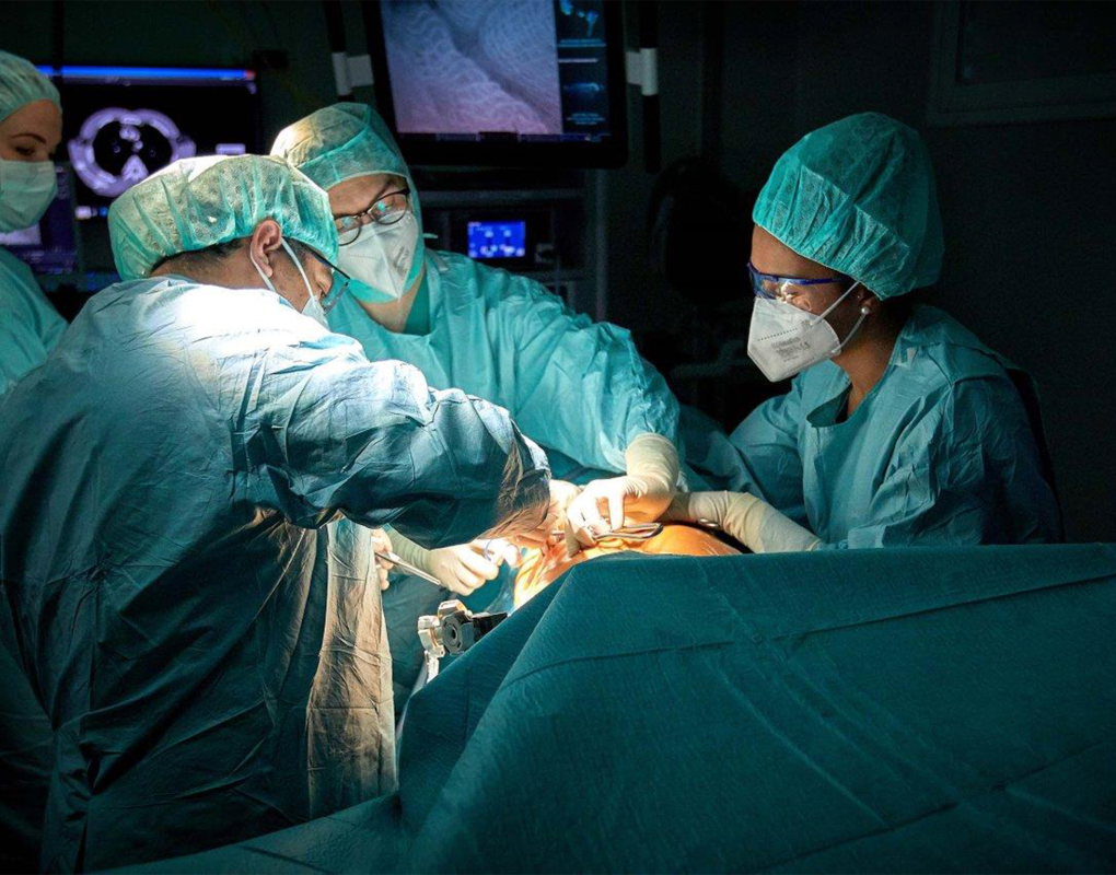 Die Thoraxchirurgie umfasst das Behandlungsspektrum für Erkrankungen im Brustraum, wie Eingriffe an den Atemwegen, der Lunge, dem Mittelfellraum und der Brustwand.