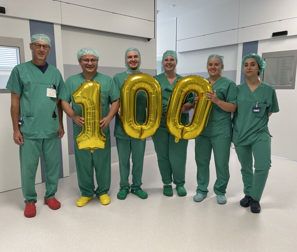 Das Team des Da Vinci Operationssaals freut sich über die erfolgreiche Durchführung von 100 Thorax-Operationen mit dem roboterassistierten Chirurgiesystem.