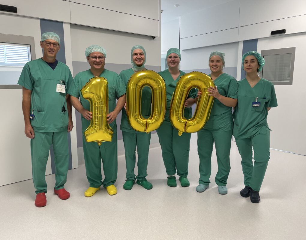 Das Team des Da Vinci Operationssaals freut sich über die erfolgreiche Durchführung von 100 Thorax-Operationen mit dem roboterassistierten Chirurgiesystem.