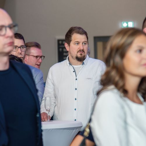Bild NIZ Eröffnung Besucher