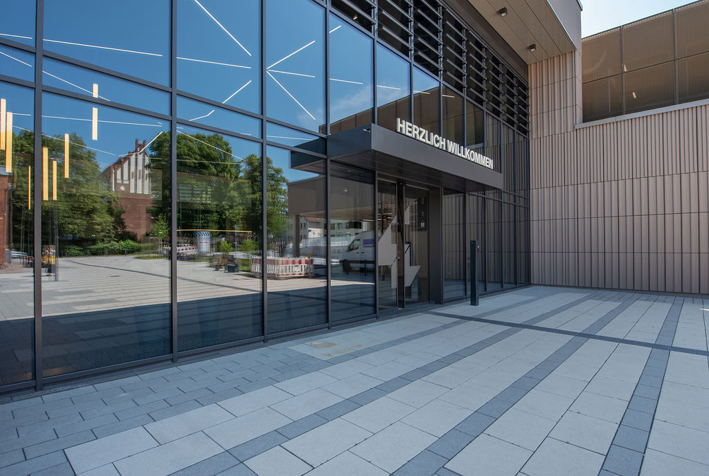 Notfall- und Intensivmedizinisches Zentrum_Haupteingang_Plaza (Foto: Vanessa Battré)