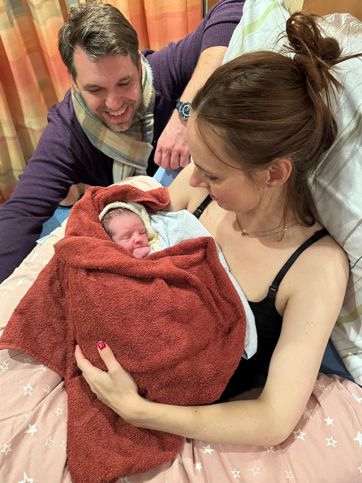 Ludwig Christopherus Olbrich fühlt sich in den Armen seiner Mutter Juren Olbrich sichtlich geborgen.